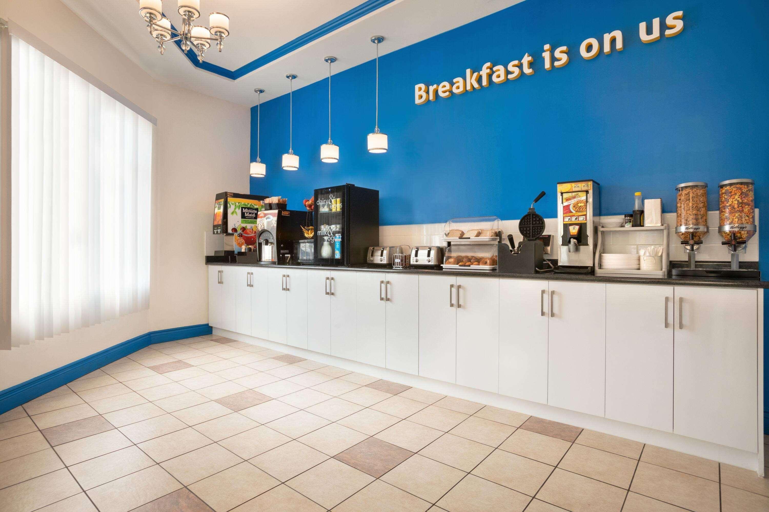 Days Inn By Wyndham Hamilton - Downtown Екстер'єр фото