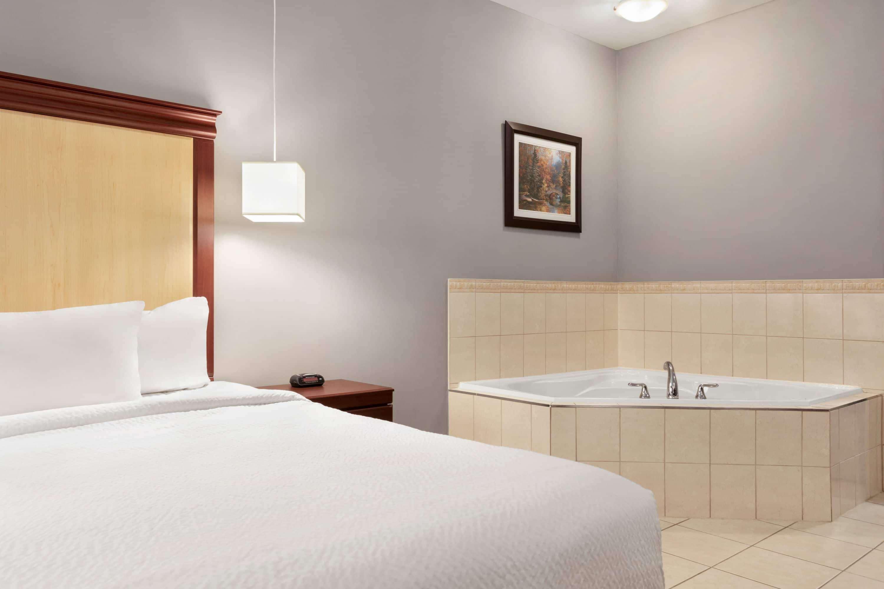 Days Inn By Wyndham Hamilton - Downtown Екстер'єр фото