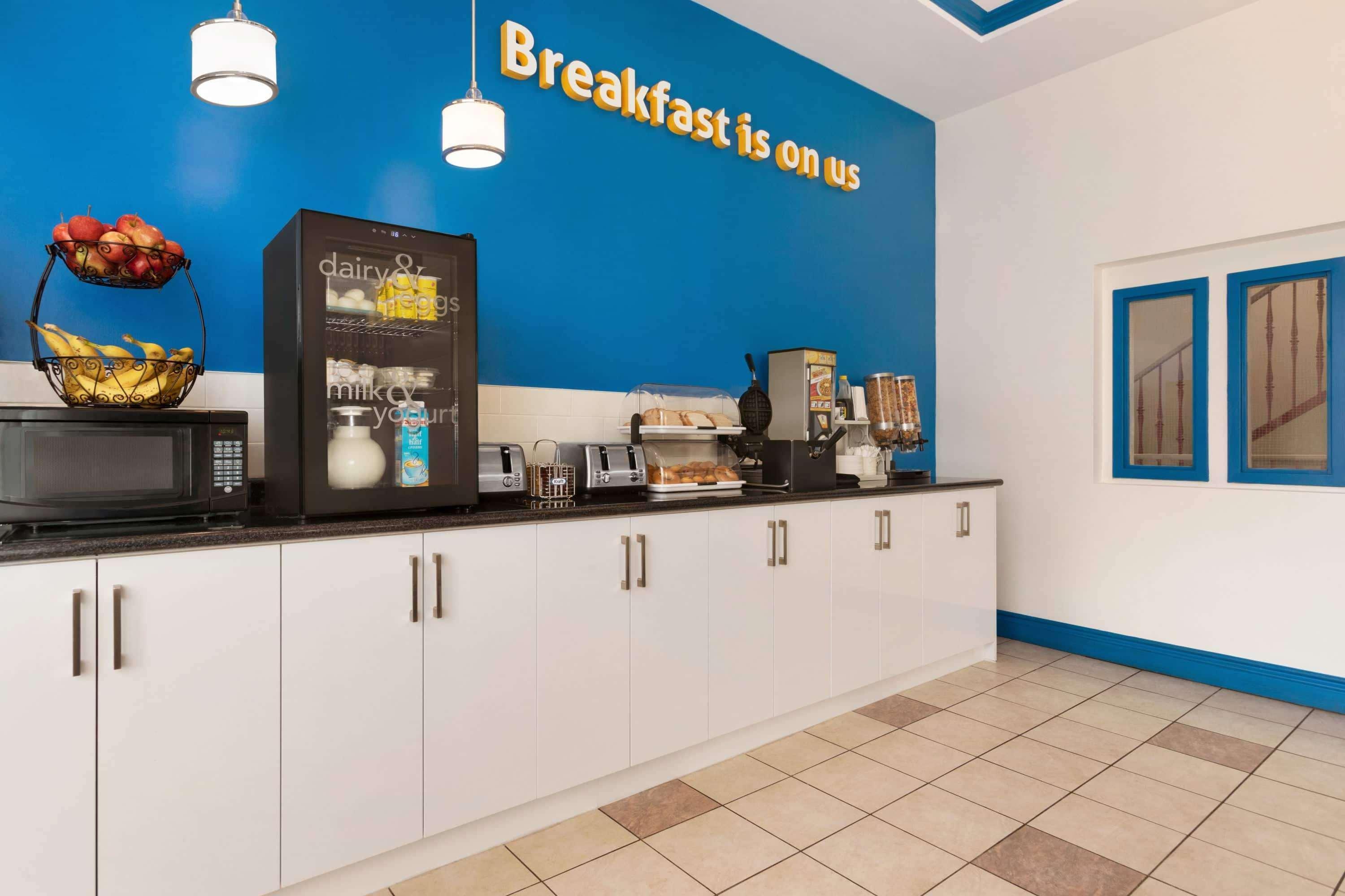 Days Inn By Wyndham Hamilton - Downtown Екстер'єр фото
