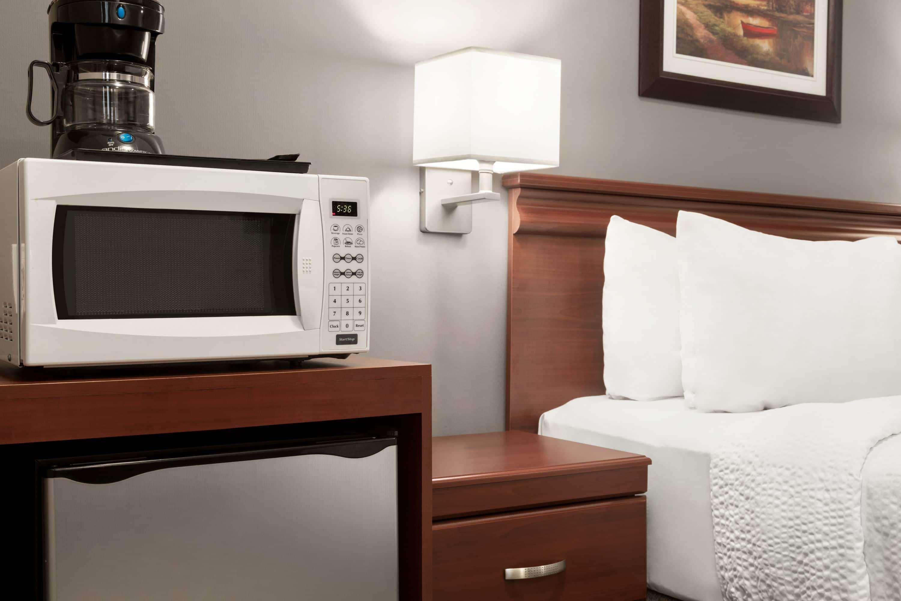 Days Inn By Wyndham Hamilton - Downtown Екстер'єр фото
