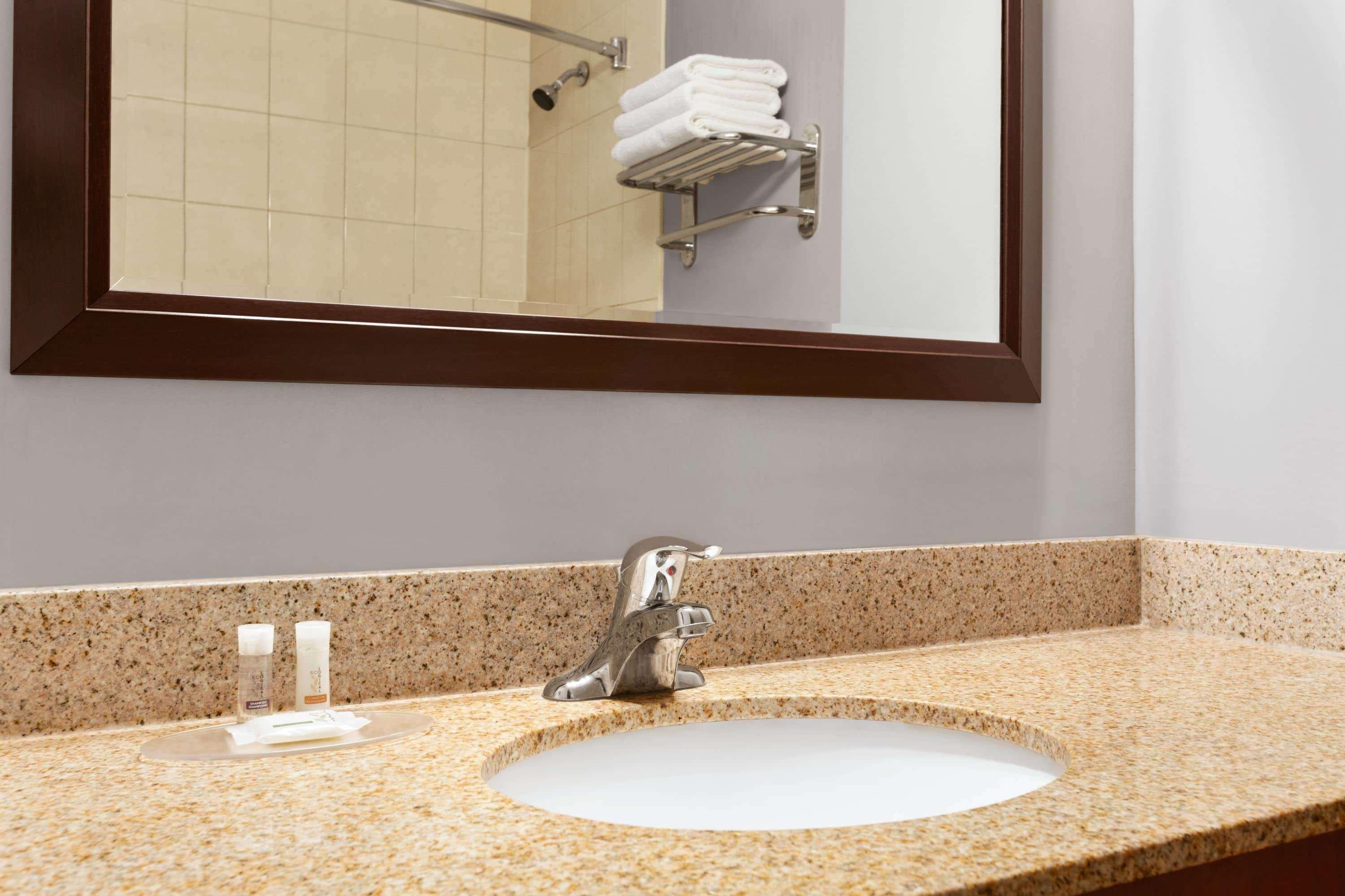 Days Inn By Wyndham Hamilton - Downtown Екстер'єр фото